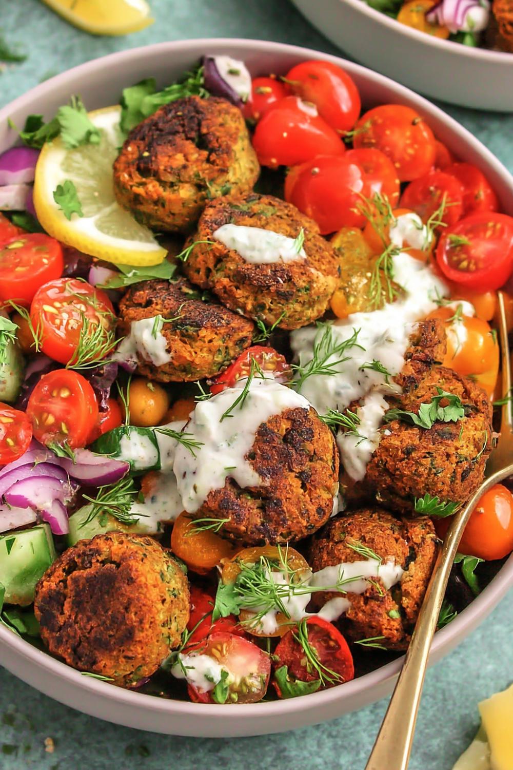 Mediterrane salade met halloumi