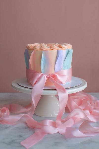 1. Verjaardagstaart vrouwen ideeën met pastel ombré en zijde-lint